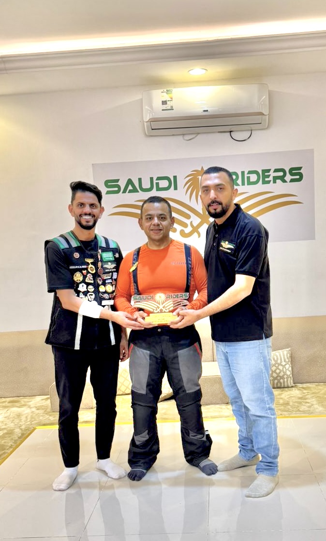 زيارة ودّية مميزة للكابتن أبو جنى إلى مقر فريق سعودي رايدرز في الرياض