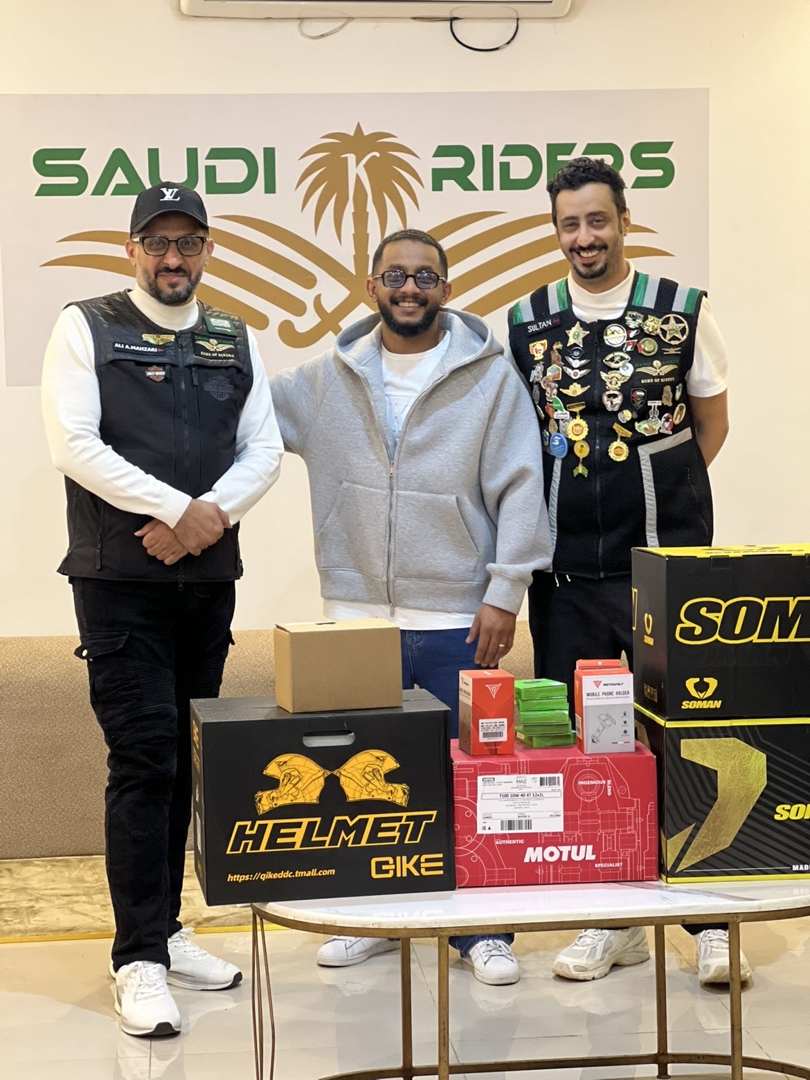 الكابتن/ شاكر وأصدقائه في مقر الفريق